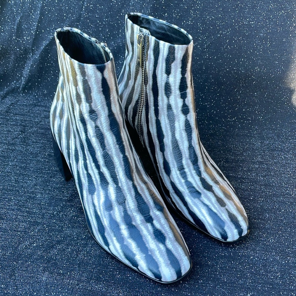 NWOT Sigerson Morrison Mandel Black White Gray Tie Dye Wavy Stripe Ankle Boot - Picture 5 of 16